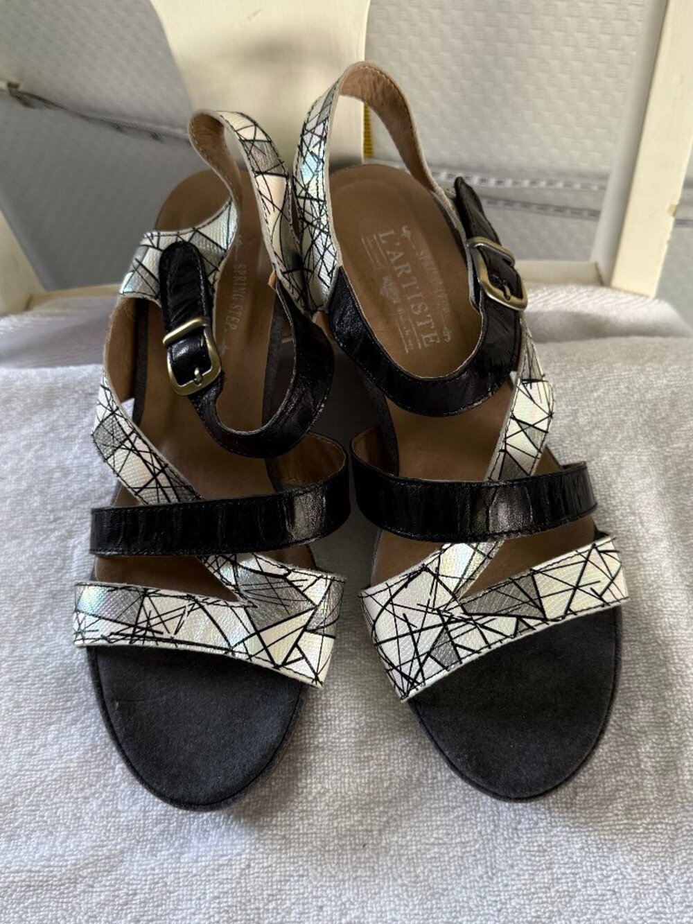 L'ARTISTE LEANNA LEATHER WEDGE SANDALS SIZE 41